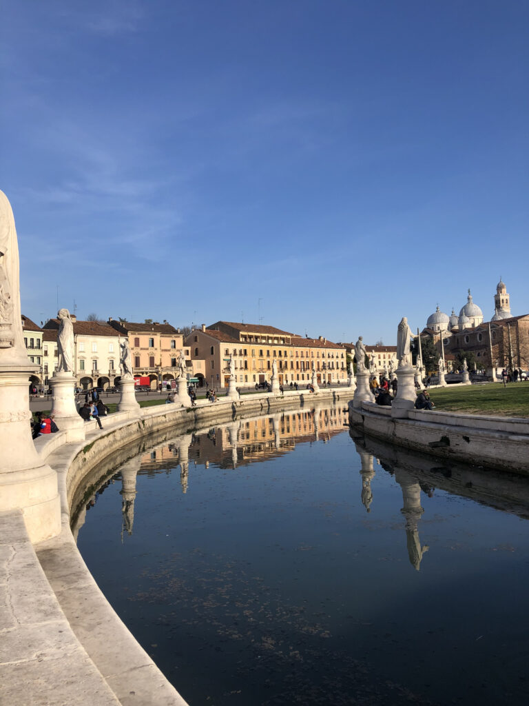 "Anbei ein Bild vom Prato della Valle in Padova (Padua), da ist einiges vereinigt, was ich mit Italien verbinde: Stadt, Klassizismus, Kirche.